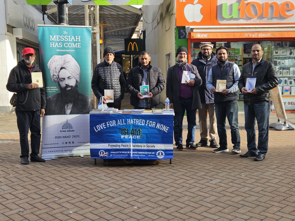 AmeaSouth's tweet photo. The #CentralCroydon branch of #AhmadiMuslimElders were out in numbers on Sunday 28 January 2024, by the Grace of #GodAlmighty. They hosted an outreach stall in #Croydon shopping centre in the #UK and let residents know that #MessiahHasCome. (Peace be upon him.)
#Voicesforpeace https://t.co/S2uxOIOUYT