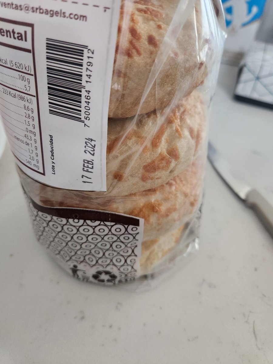 Fernando_Rey's tweet photo. @HEB qué pasa con tu Calidad? Otra vez bagels nuevos ya con hongos... y caducan el 17 de Febrero, no acabaron ni Enero.
Ya como Querétaro los a recibido bien, ya se dan el lujo de darnos porquería https://t.co/JmiI0Simgg