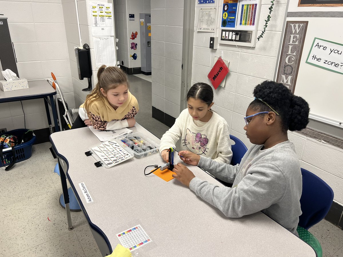 jmarch3rdGrade's tweet photo. Having fun with Lego Bricks 4 Kidz! #weare126 #stony126 https://t.co/p8qXs5hYad