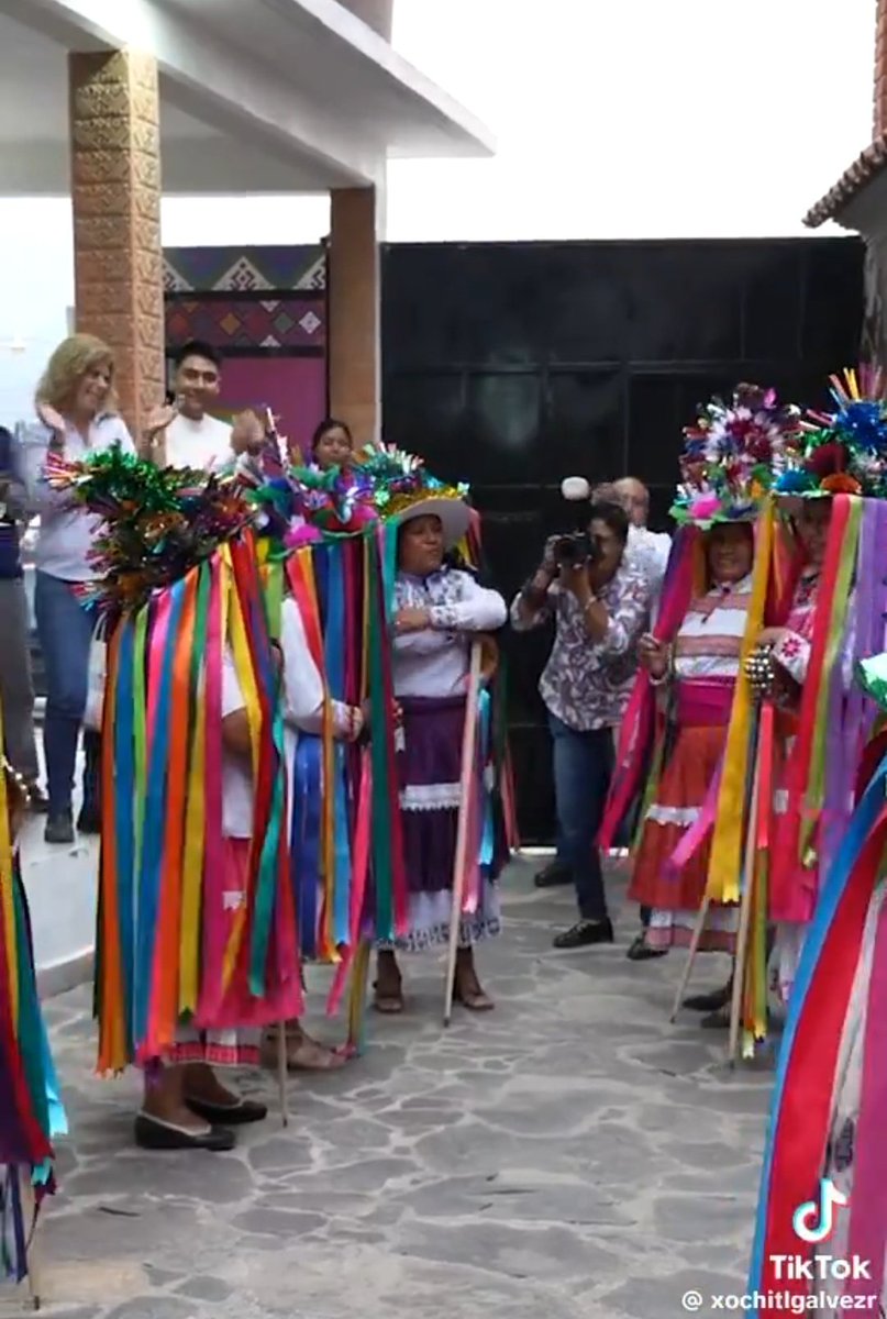 .<a href="/XochitlGalvez/">Xóchitl Gálvez Ruiz</a> llevó a mujeres indígenas a bailar a su cochera para un video político.

En serio que no tiene madre. 😡