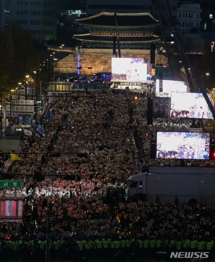윤석열 탄핵집회는 매주 토요일, 시청역 8번출구 시청-숭례문 사이 세종대로에서.