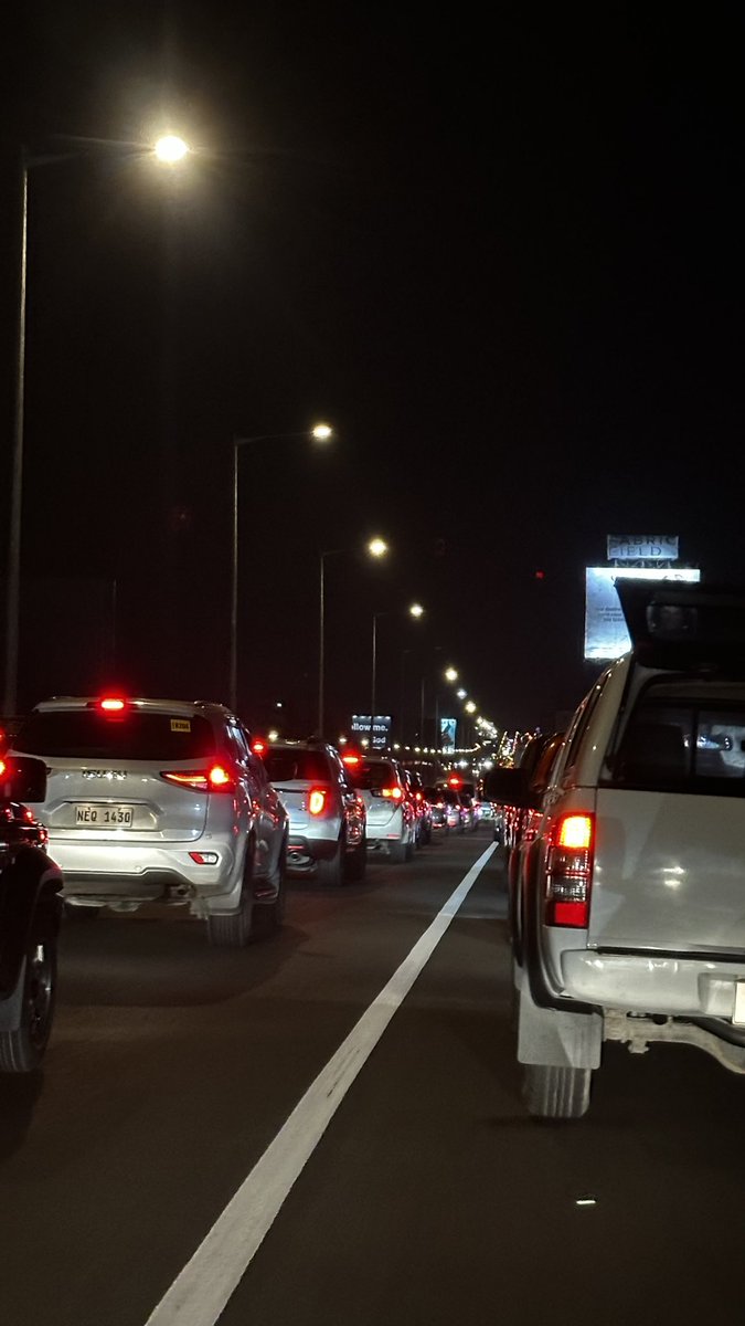 kriscsantos's tweet photo. @SkywaySOMCO 11:30pm #heavytraffic 😑😑😑 https://t.co/nMUVl6l1uy