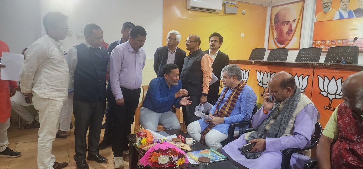 65k Rly JEs/SSEs are grateful to Er <a href="/AshwiniVaishnaw/">Ashwini Vaishnaw</a> ji, hon'ble MoR for assuring to hold meeting with DG/HR to slove Gr-B on top priority at BJP office today. 

 On behalf of 65k ers, I request to you to kindly include CRB madam in meeting also who is well aware of Gr-B issues.