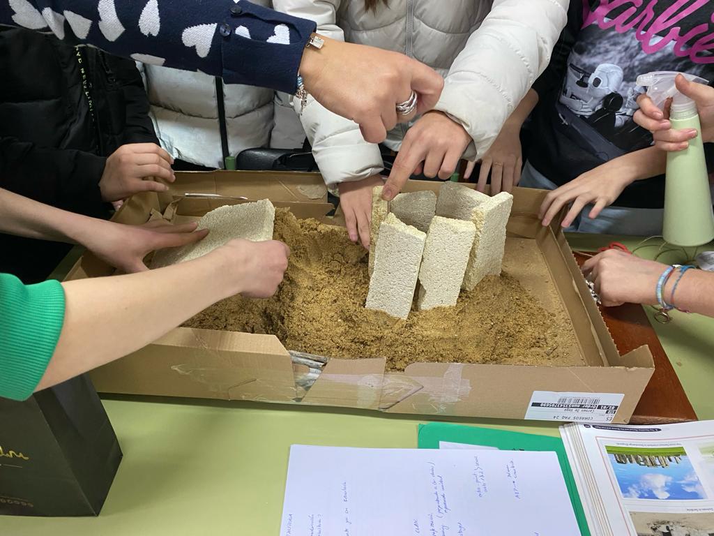 IESMHzamora's tweet image. Los profesores del programa bilingüe seguimos con nuestro aprendizaje mutuo en #COMUNICA_ACCION . El jueves estuvimos en la clase de 
 1°ESO B/C de Geografía e Historia de Carmen.
#OBSERVA_ACCION
#team2teach 
@CFPIdiomas
#programabilíngue 
@educacyl
@cfiezamora
 #innovaCyL