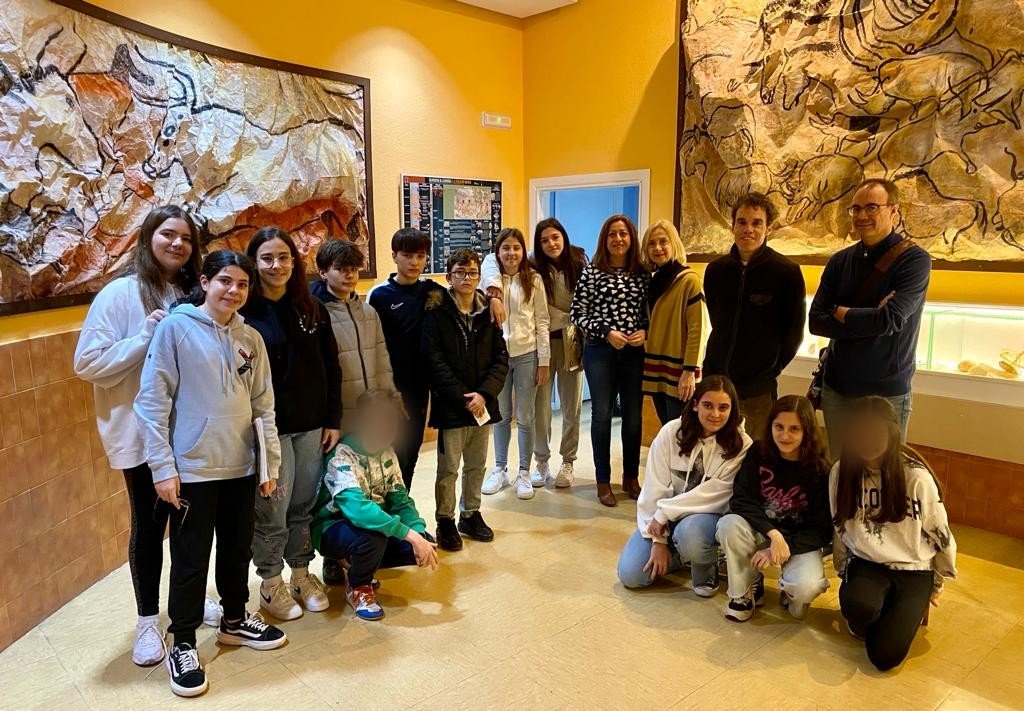 IESMHzamora's tweet image. Los profesores del programa bilingüe seguimos con nuestro aprendizaje mutuo en #COMUNICA_ACCION . El jueves estuvimos en la clase de 
 1°ESO B/C de Geografía e Historia de Carmen.
#OBSERVA_ACCION
#team2teach 
@CFPIdiomas
#programabilíngue 
@educacyl
@cfiezamora
 #innovaCyL