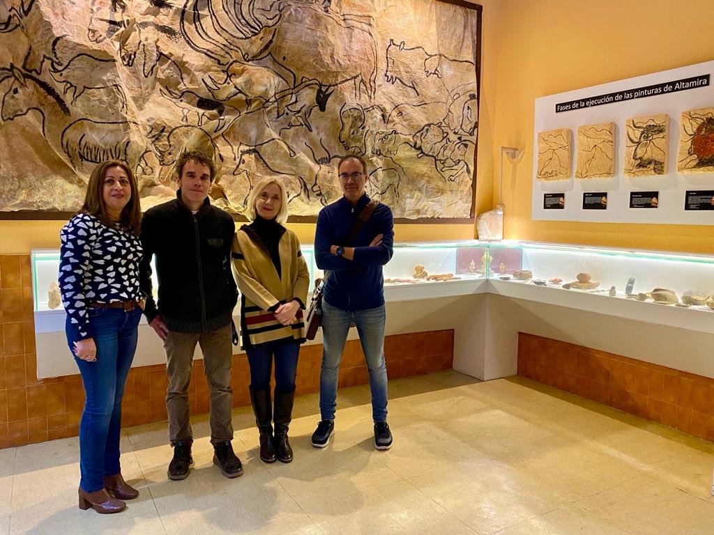 IESMHzamora's tweet image. Los profesores del programa bilingüe seguimos con nuestro aprendizaje mutuo en #COMUNICA_ACCION . El jueves estuvimos en la clase de 
 1°ESO B/C de Geografía e Historia de Carmen.
#OBSERVA_ACCION
#team2teach 
@CFPIdiomas
#programabilíngue 
@educacyl
@cfiezamora
 #innovaCyL