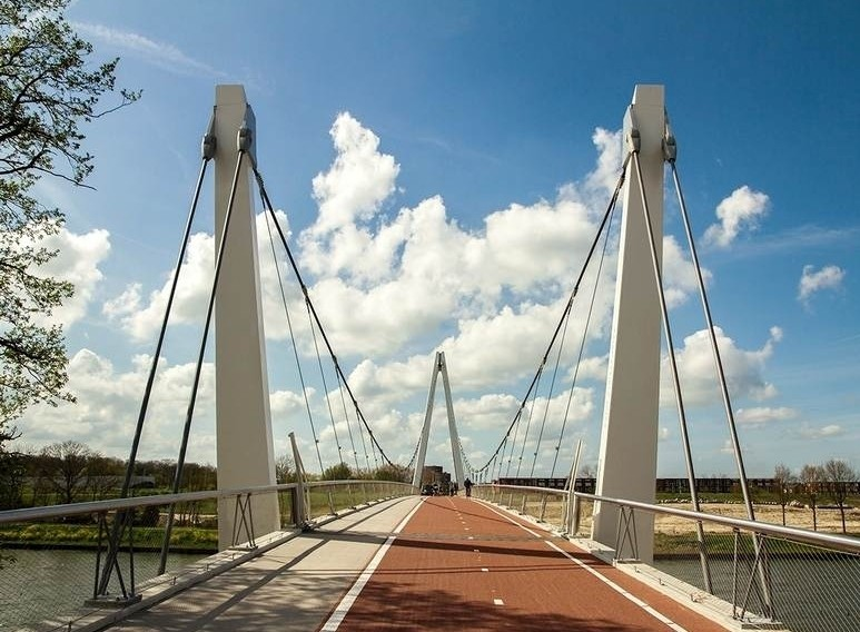 bas_van_schaik's tweet photo. @DrAlisonHill @DannyYee @Chisholm4Trail 2.5m? Please tell me that's a joke... It'll be yet another example of putting pedestrians and cyclists at odds with each other, by design.

Here's an example of proper active travel infrastructure: 7m wide Daphne Schippersbrug in Utrecht. https://t.co/PKxtsZZaib https://t.co/ePadbapZtN
