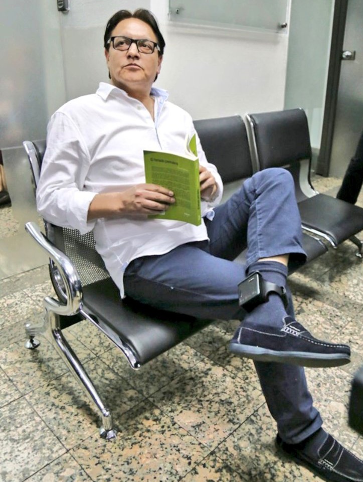 ElonKushki's tweet photo. Aquí mirando desde el más allá, que sí funciona lo del más acá. Es que #LeninTraidor me dió unas pruebas diciendo que no estaba la mesa servida, lo mismo le hizo al Dalo https://t.co/oGMuyg1VoD
