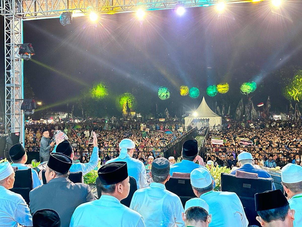 desheriyev57701's tweet photo. Jawa Tengah semakin solid...
Hujan tak menghalangi kecintaan warga Jateng pada Pak @prabowo @gibran_tweet ...
#HujanBerkah02 untuk kemenangan satu putaran https://t.co/Mm89x9Hmhx