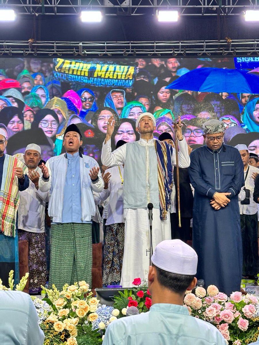 MxHunterPower's tweet photo. Masyarakat Kudus membacakan sholawat bersama Habib Zainal Abidin (Menantu Habib Luthfi) meski dalam keadaan hujan tetap khusyuk
#HujanBerkah02 https://t.co/hXWoOb6Bqs
