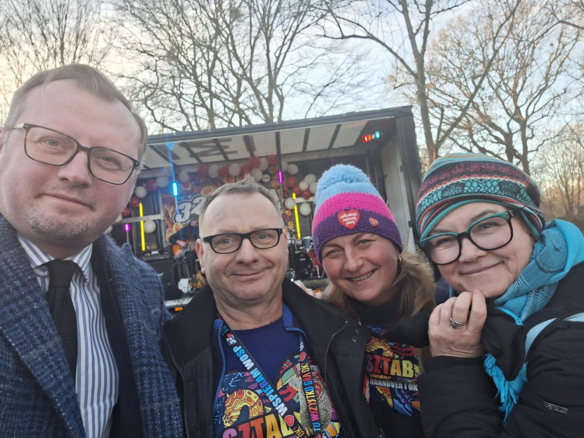 PaweJaw67554482's tweet photo. W #Hanower #WośpNiemcy też gra orkiestra!Tradycyjnie Państwo Zielińscy organizują #Wośp2024 @fundacjawosp Gratuluję tak wspanialej frekwencji,nasi Rodacy 🇵🇱 jak zwykle dopisali!Wśród publiczności rowniez 🇩🇪Gratuluję zwycięzcy licytacji wspólnego lunchu z moją skromną osobą 😁🍽 https://t.co/AHVUF2KD4I