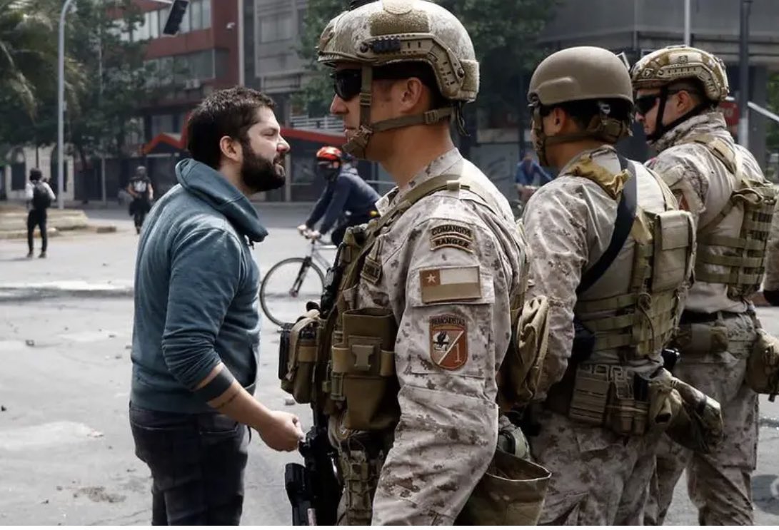 RRun_Vero's tweet photo. Te vas a tener que tragar tus palabras enano desgraciado 
Militares a la calle YA!!!

Fuera venezolanos 

#MilitaresALaCalle https://t.co/qRBq9eo2Ym
