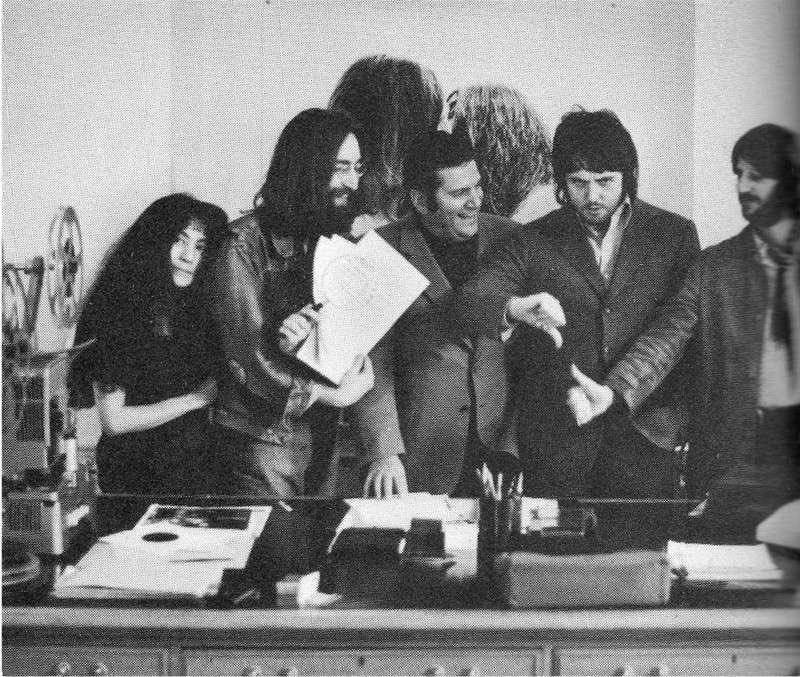 Il 28 gennaio 1969 i #Beatles incontrarono #AllenKlein che divenne il loro manager in sostituzione dello scomparso Brian Epstein. 
In precedenza manager dei #RollingStones, Klein era stato voluto da #JohnLennon colpito dalla sua forte personalità. 
Paul si dissociò platealmente