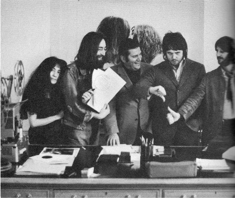 yesterdaypills's tweet photo. Il 28 gennaio 1969 i #Beatles incontrarono #AllenKlein che divenne il loro manager in sostituzione dello scomparso Brian Epstein.
In precedenza manager dei #RollingStones, Klein era stato voluto da #JohnLennon colpito dalla sua forte personalità.
Paul si dissociò platealmente dalla decisione che, per la prima volta nella storia dei Fab Four, venne presa a maggioranza e non all’unanimità.