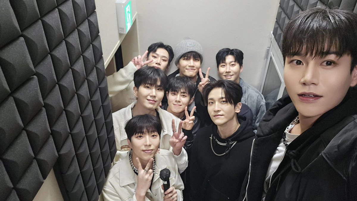 FCLIVE_official's tweet photo. #GreatGuys LIVE in JAPAN
--𝒩ℯ𝓋ℯ𝓇 ℯ𝓃𝒹𝒾𝓃ℊ 𝒮𝓉ℴ𝓇𝓎--

GreatGuysとFCLIVEが最後まで一緒に公演できてとても光栄でした。
FCLIVEはメンバーたちの未来を最後まで応援します！

今までお疲れ様でした。
ありがとうございました✨

#멋진녀석들 https://t.co/5Xrj2OyT0F