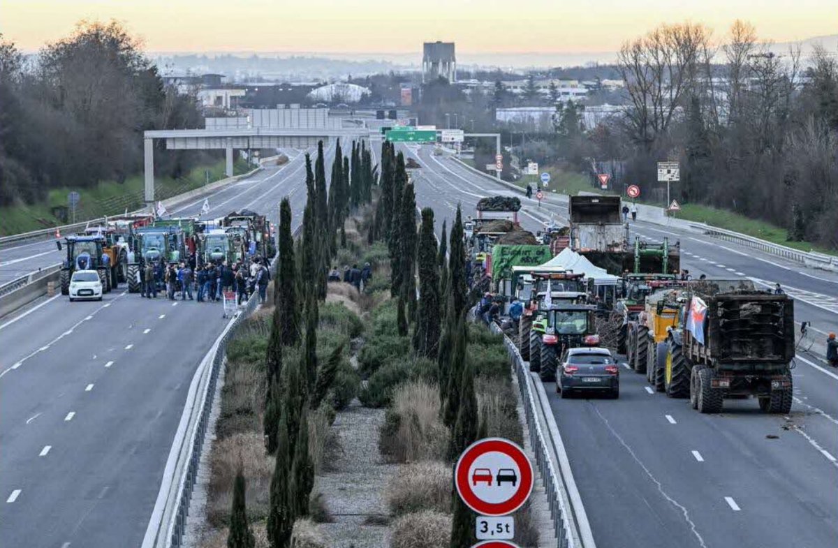 [ 🇫🇷 FRANCE ]

🚜La FRSEA Auvergne-Rhône-Alpes (division locale de la FNSEA) annonce qu’elle va faire le siège de Lyon à partir de demain, 14 heures (président).