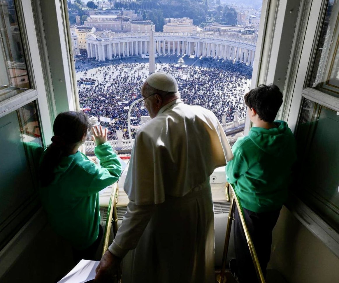 “Grazie per il vostro impegno di costruire una società migliore!” 💙💛
​
#PapaFrancesco ai ragazzi dell’Acr che, affacciati accanto a lui per l'Angelus, hanno letto una lettera per ribadire l’impegno educativo dell’Ac nel coltivare la #Pace e nel prendersi cura della Casa comune.