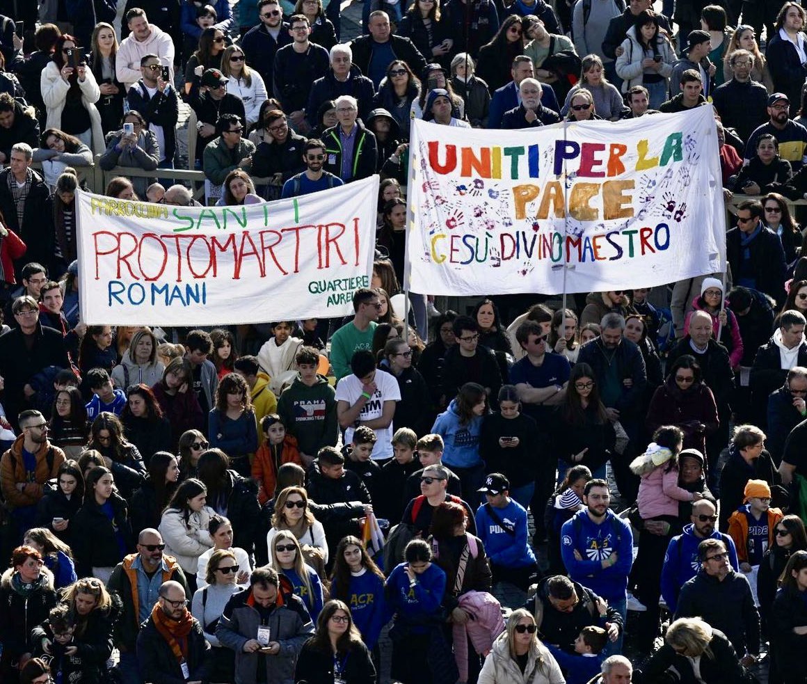 AC1868's tweet photo. “Grazie per il vostro impegno di costruire una società migliore!” 💙💛
​
#PapaFrancesco ai ragazzi dell’Acr che, affacciati accanto a lui per l'Angelus, hanno letto una lettera per ribadire l’impegno educativo dell’Ac nel coltivare la #Pace e nel prendersi cura della Casa comune. https://t.co/ZsV0kHy6CF