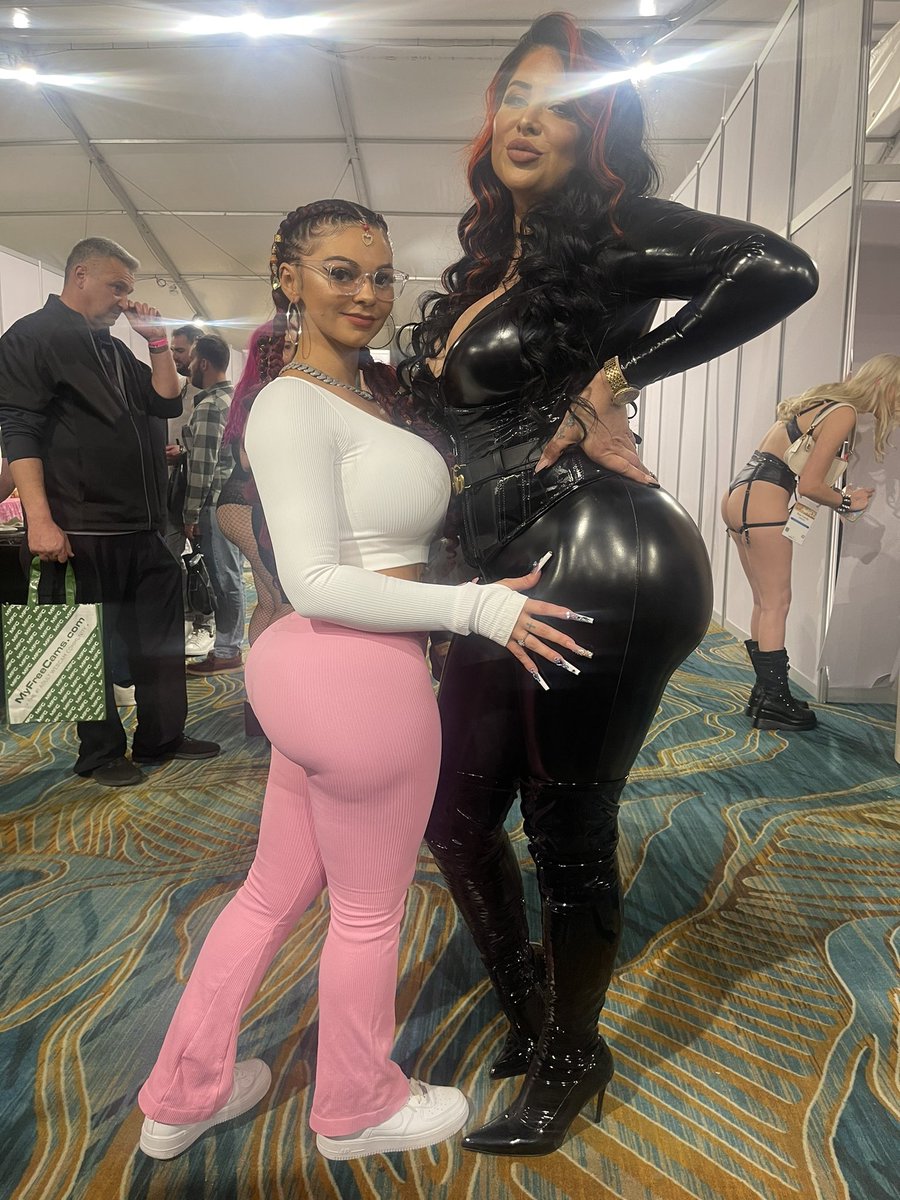 LaughingLatina's tweet photo. RETWEET IF YOU WANT TO SEE US WORK TOGETHER ⛓️🖤 @MsTriggaWho https://t.co/J4E7GxL2Tf