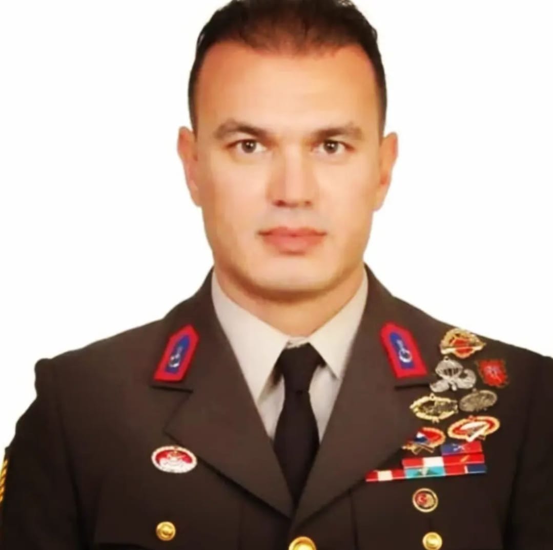 Adı Erdinç TAHTACI
Zafer partisi Aliağa belediye başkan adayı. @arakan06
Sevgili silah arkadaşım ve çömezim.
Bilirsiniz siyasete uzak bir kimligim ancak söz konusu bir vatan evladının
Sorumluluk alıp, memleketi için çalışma inancı olunca desteğimi sonsuz sunarım. Sizlerden ricam