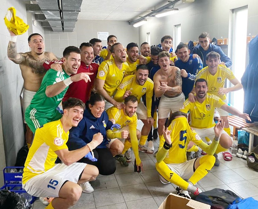 #PrimerEquipUEC | 🟡🔵

📸 Gran i justificada celebració al vestidor de la <a href="/uecastelldefels/">UE Castelldefels</a> després del rotund triomf assolit aquest migdia a Ca N'Anglada!

👏👏 BRUTAL, nois!!

#SomHiGrocs #20de3div5 #75aniversariUEC