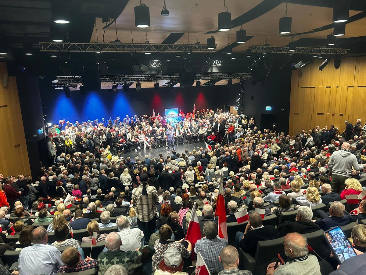 mhorala's tweet photo. Absolutny rekord frekwencji na spotkaniu z @MorawieckiM w Gdańsku‼️ 

Ludzie na schodach, w przejściach, na scenie, na korytarzu i Bóg wie gdzie jeszcze. Niesamowita atmosfera i wola pracy dla Polski. Zwyciężymy ✌️

#BadźmyRazem https://t.co/Tr5hw8kkLX