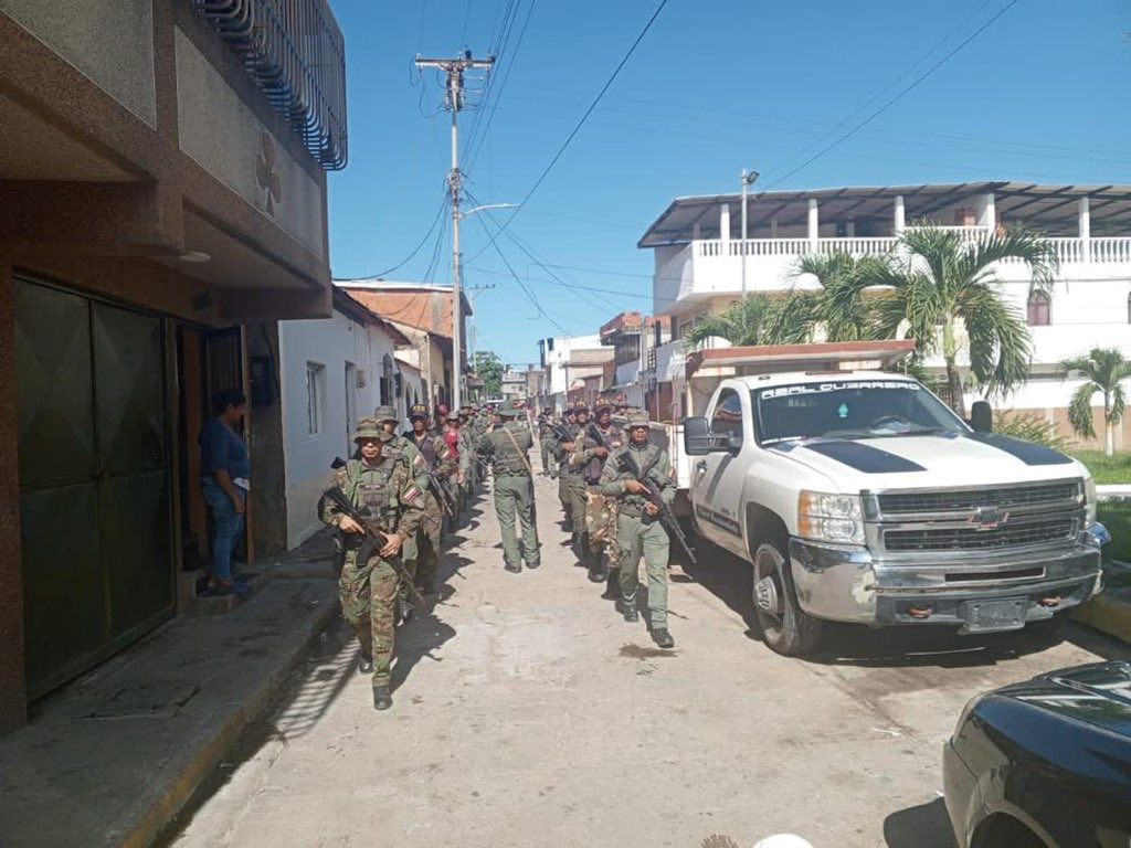 Cumpliendo órdenes de nuestro Comandante en Jefe <a href="/NicolasMaduro/">Nicolás Maduro</a> la #FANB patrulla todas las costas orientales para preservar la paz social y la integridad territorial.

#PuebloEstableDePaz
