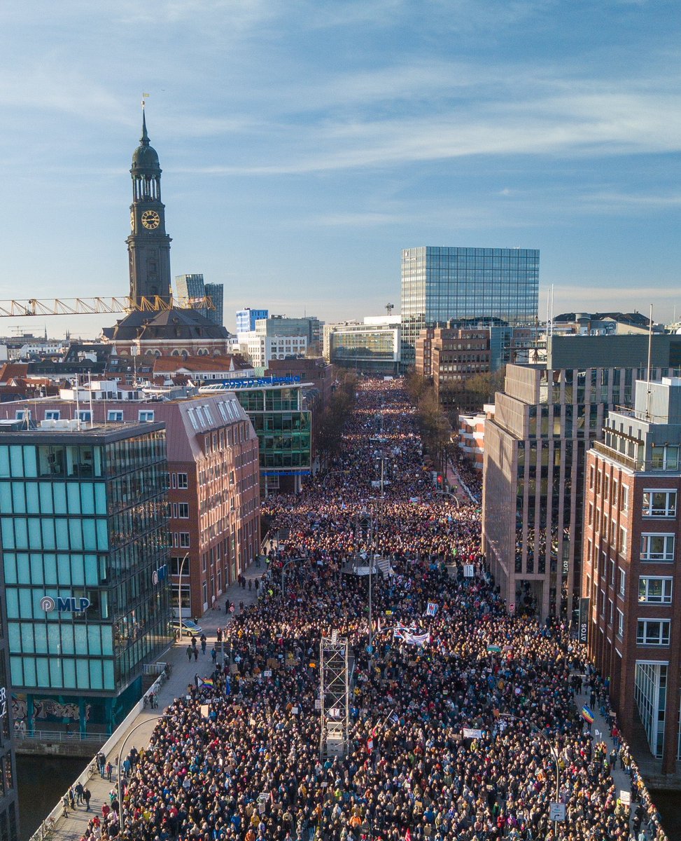 100.000! Hamburg reißt ab. ♥️ Demokratie hat man nicht, Demokratie lebt man. Keine Demo wird die AfD halbieren, aber jede Demo ist ein Moment, der sagt: Wir sind da, wir gucken hin, wir werden gegen Hass &amp; Hetze einstehen. Auf der Straße, im Gespräch, im Netz, in der Familie.