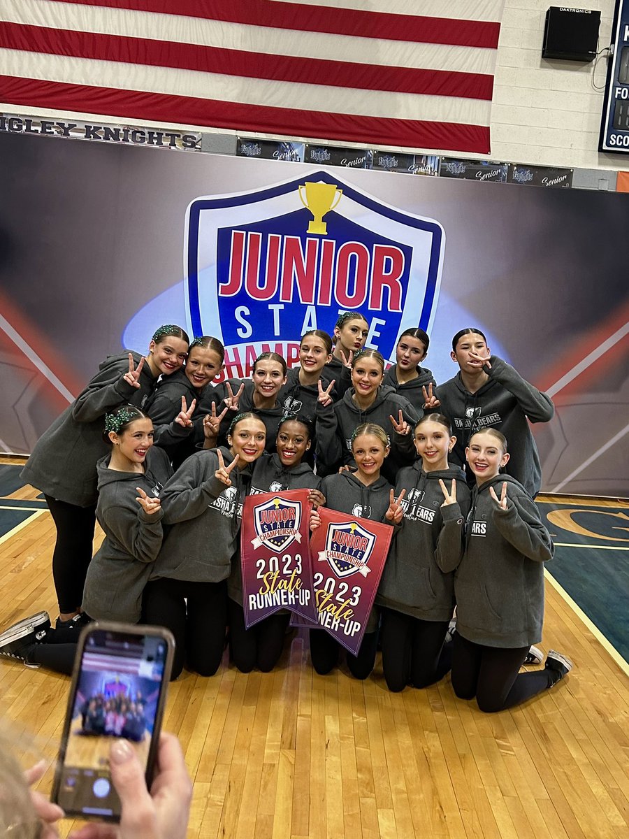 bashapom1's tweet image. Our JV team competed at the first ever Junior State Championship and took home State Runner-Up in Medium Pom and Jazz! Next up, Nationals✨