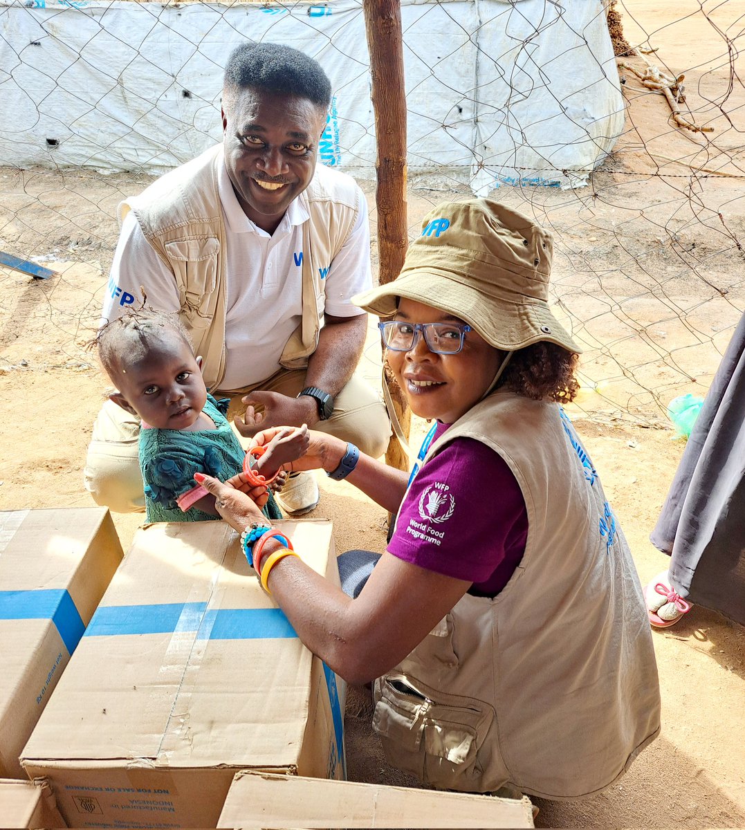 In between working 18-hour days,  these 2 incredible <a href="/WFP_SouthSudan/">WFP South Sudan</a> colleagues from the #Renk Office find a moment of joy with this little one, who fled the war in #Sudan &amp; arrived into #SouthSudan today with her family. What does her future hold? 🥺🥺🥺 #KeepEyesOnSudan