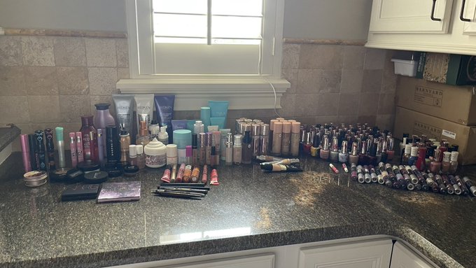 Went dumpster diving behind Ultas in Florida and scored $2400 in cosmetics! This was such a fun adventure