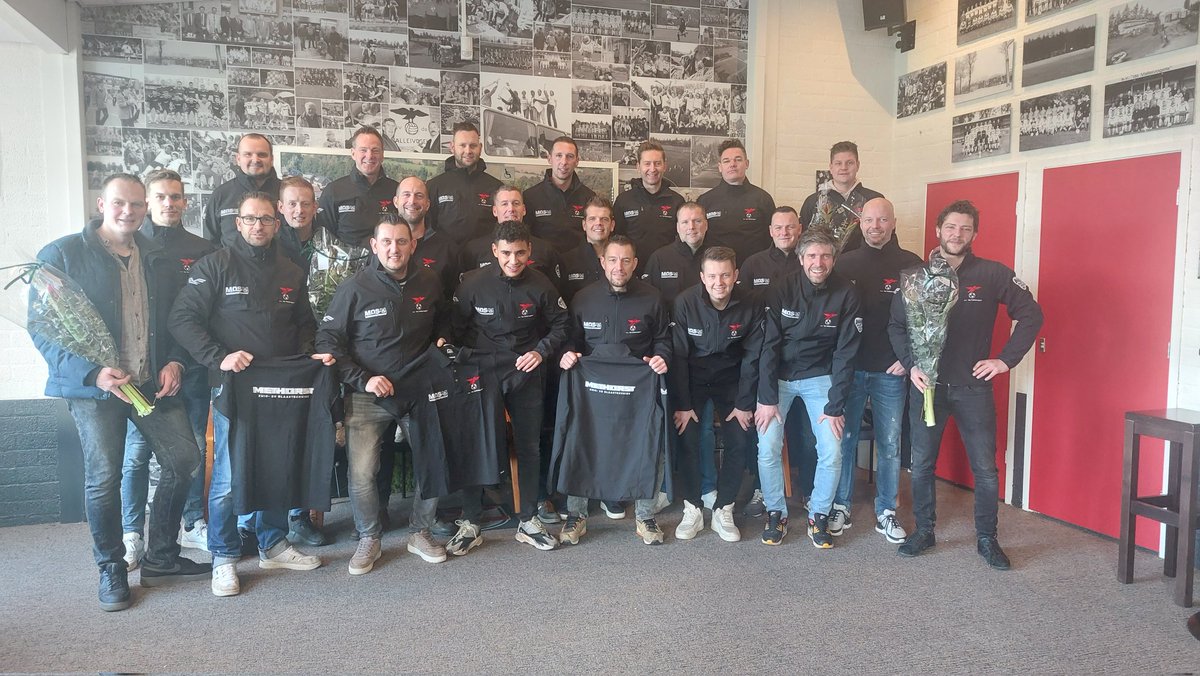 BroeWilleke's tweet photo. Jassen en polo's voor de mannen van 6 #sponsorsbedankt #mooigebaar #roodwittoppers 🔴⚪️👌 https://t.co/95TiFnGZGa