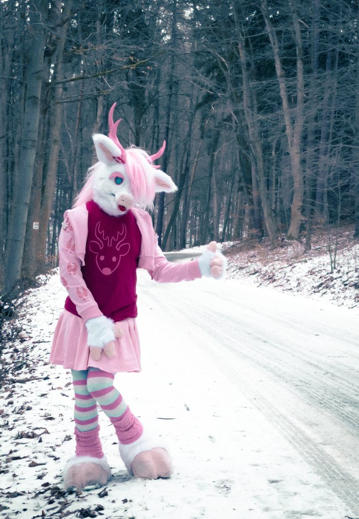 Will you give me a lift sweetie? Pretty pleeeeease... I promise to return the favor verrry nicely ^///^