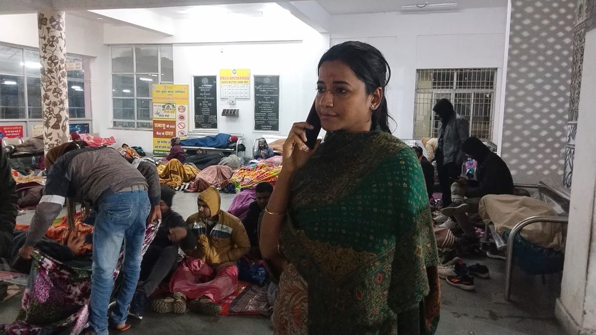 AmbaPrasadINC's tweet photo. कल रात जेएससीसी परीक्षा में भाग लेने के लिए राज्य के विभिन्न जिलों से आए अभ्यर्थी हजारीबाग रेलवे स्टेशन पर ठंड में रुके हुए थे। स्टेशन पहुँचकर उनके रात्रि विश्राम की व्यवस्था परिसदन और बैंक्वेट हॉल में कराकर सबको विश्राम स्थल पहुँचाई और उन्हें परीक्षा के लिए शुभकामनाएं दी। https://t.co/D0HmRxj1cA