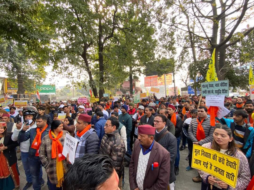 NewsHimalayan's tweet photo. मूल निवास, भू-कानून समन्वय संघर्ष समिति के बैनर तले हल्द्वानी में निकाली मूल निवास स्वाभिमान महारैली काफी सफल रही। हल्द्वानी की रैली में अल्मोड़ा, बागेश्वर, चंपावत, नैनीताल, पिथौरागढ़, ऊधमसिंह नगर से बड़ी संख्या में लोग पहुंचे । 
#haldwanirally 
#uttarakhand
#moolnivas https://t.co/2GwEF9xD1u