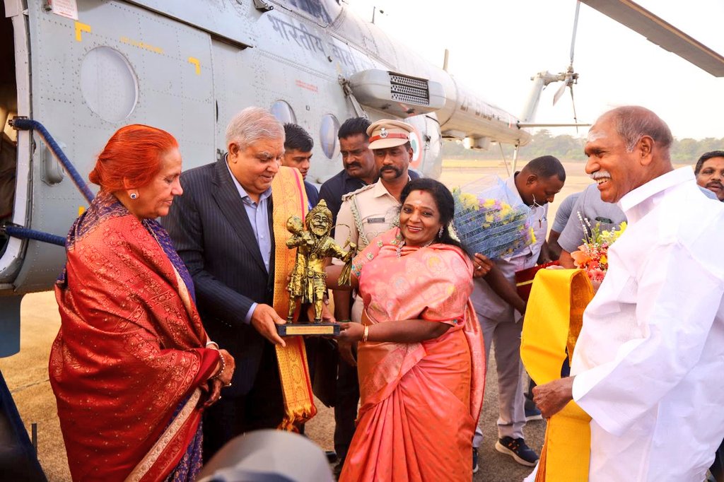 LGov_Puducherry's tweet photo. Glad to receive Hon'ble Vice President of India Shri.Jagdeep Dhankhar Ji on his arrival at #Puducherry airport,alongwith Hon'ble Chief Minister Shri.N.Rangasamy,Honb'le Speaker Shri.@embalamrselvam, Hon'ble Cabinet Ministers,Legislators &amp; Officials.
@VPIndia https://t.co/4xRPaSe9Mo