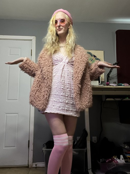 🌸 I&rsquo;m feeling so hot in this outfit 🌸 https://t.co/l39Pj3EBZ8