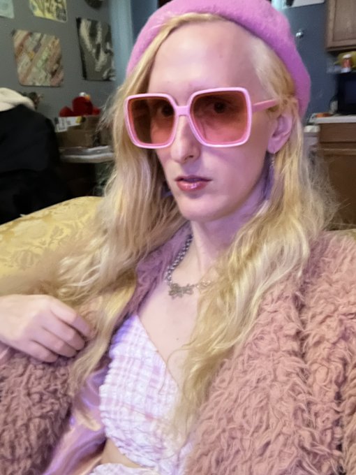 🌸 I&rsquo;m feeling so hot in this outfit 🌸 https://t.co/l39Pj3EBZ8