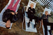 BillHorvath5's tweet photo. MUSIC

Green Day Gets Loud Again
On “Saviors,” its 14th studio album, the pop-punk trio returns to stadium-sized rock. https://t.co/bXWHU7P82g