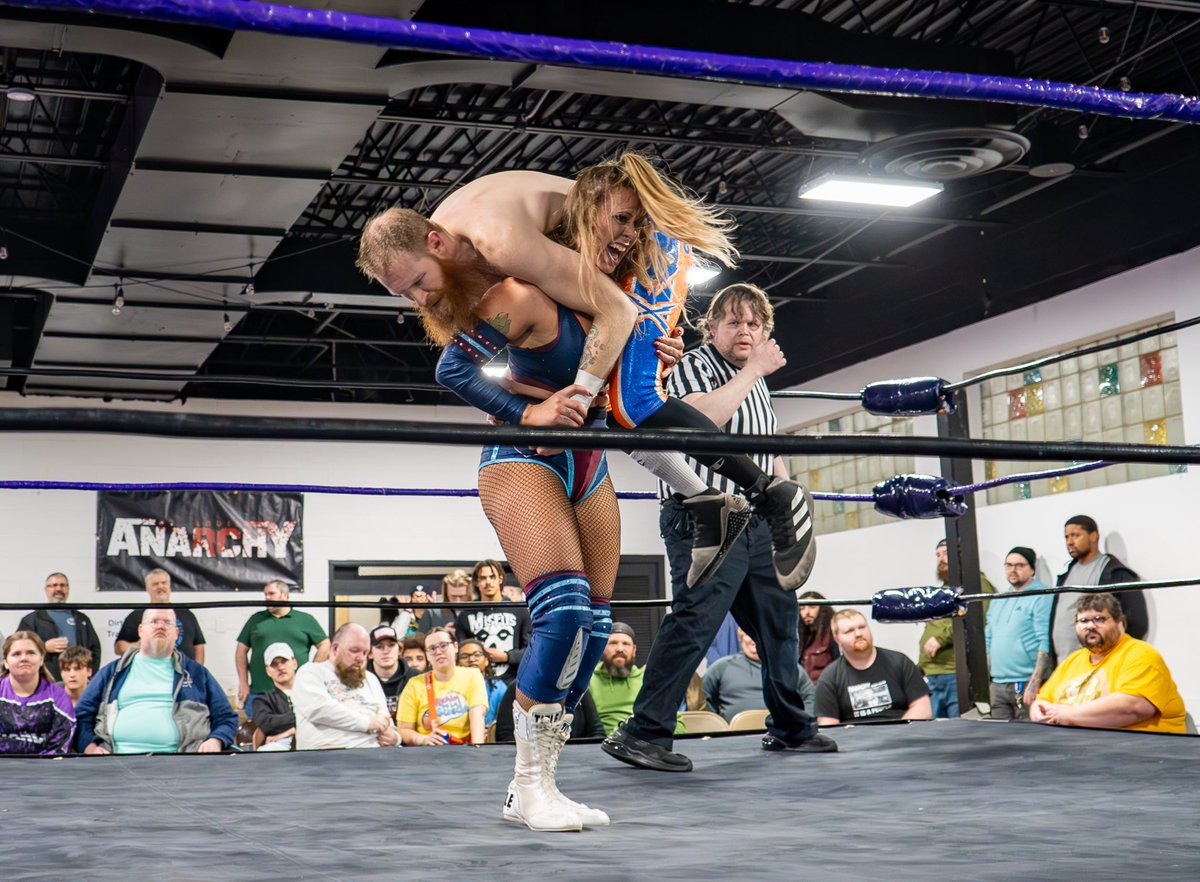 BoomboxPhoto's tweet photo. Laynie Luck comes out! Hits this pose &amp; before Gary Jay can get in the ring she's bringing the match to him via Laynie Air Express.

@LaynieLuck always delivers on time! 

@stlanarchy does too.

Make sure not to miss their next show #battleforspaulding March 29th!

#AnarchyRules https://t.co/33cQSuZn8J