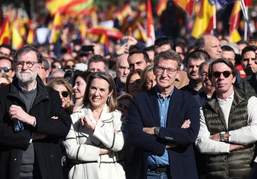luisgonzaloseg's tweet photo. Hoy: 1) El político que veraneaba con un narcotraficante, representando al partido más corrupto de la historia de España, el cual fue fundado por dirigentes y ministros de la dictadura franquista; junto con 2) el criminal de guerra que engañó a los ciudadanos para invadir Irak o que mintió sobre la autoría del atentado terrorista más grave de la historia; y 3) con el presidente bajo cuyo gobierno se organizaron operaciones ilegales de todo tipo para destruir partidos políticos, encarcelar a políticos e impedir que la corrupción de todo el partido fuera judicializada, afirma: «Vamos a rescatar democráticamente a España».

Afirmación que ha sido apoyada y jaleada por miles de personas, incluyendo 4) a la política que dejó morir a miles de ancianos de forma miserable.

No quieren rescatar España, quieren atracarla. Otra vez.

*

Del supremacismo occidental y el engaño mediático 👉 https://t.co/pYljIIDot0