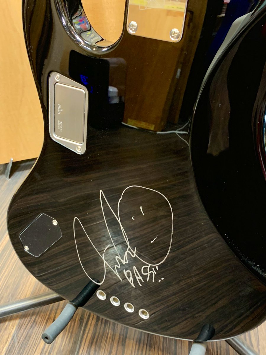 kenny_hide's tweet photo. 用事①
サインコートをお願いしてたAMAZEちゃんの完成したお姿を拝みにGWSへ。
半年ぶりのご対面!!
かわえぇ🥰
コレでサイン削れるのを気にせずベースも練習できるー!(ギターもヘタクソなままベースに手を出していいのか?😂)
#ESPGuitarWorkShop
#AMAZE
#Rosanamiho https://t.co/lBRAHVdG01