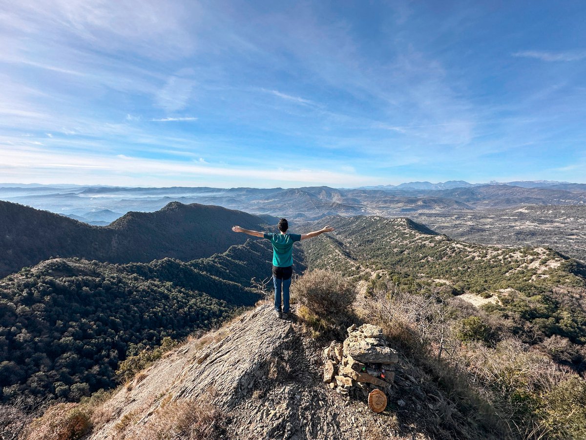 MarcArenasCamps's tweet photo. A #Osona tenim paisatges ben diferents, però sens dubte, un dels més bonics és el #Bisaura, que ofereix panoràmiques des del Pedraforca fins al Puigsacalm. #Catalunya https://t.co/lfCIF3Sg9w