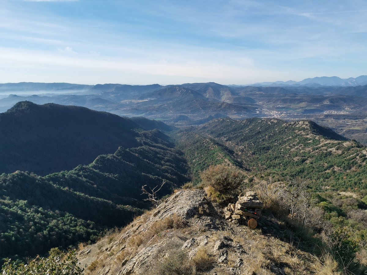 MarcArenasCamps's tweet photo. A #Osona tenim paisatges ben diferents, però sens dubte, un dels més bonics és el #Bisaura, que ofereix panoràmiques des del Pedraforca fins al Puigsacalm. #Catalunya https://t.co/lfCIF3Sg9w
