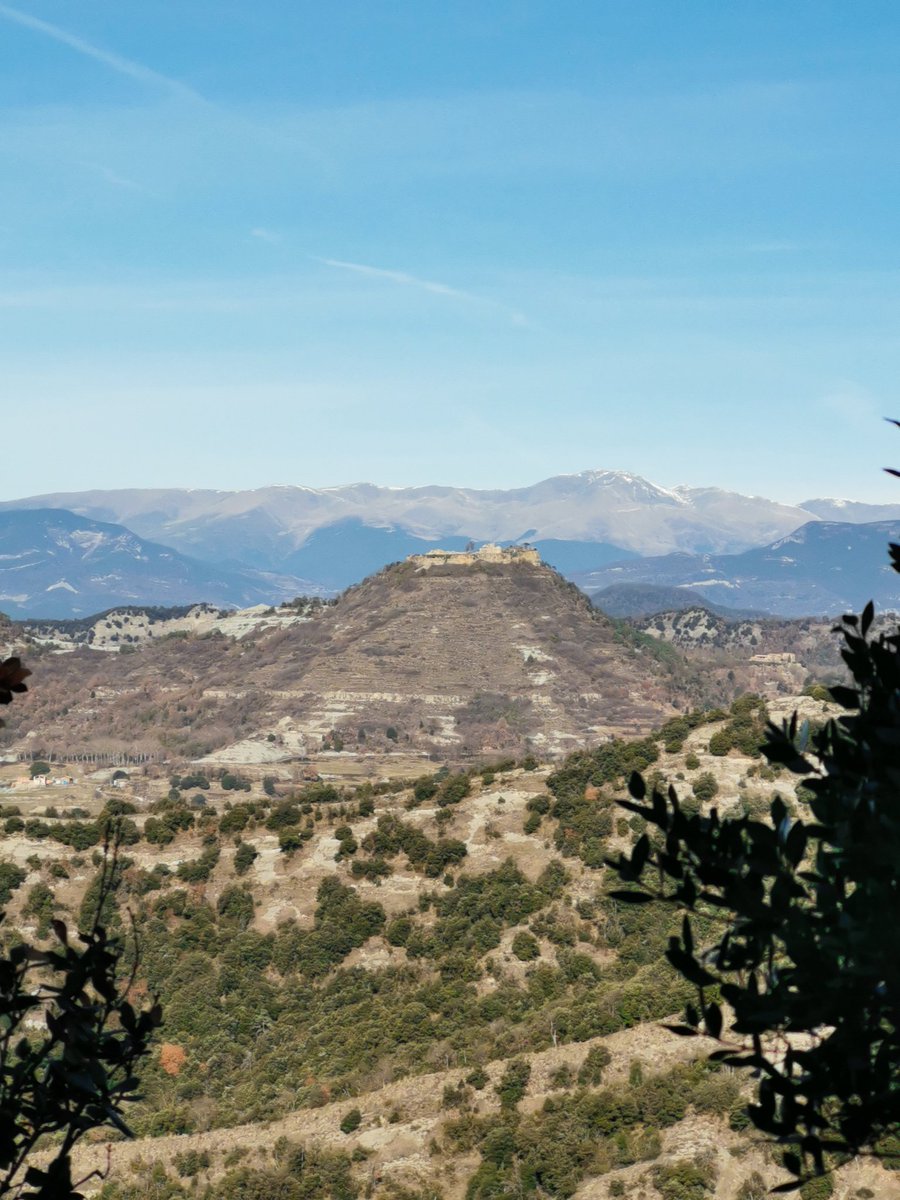 MarcArenasCamps's tweet photo. A #Osona tenim paisatges ben diferents, però sens dubte, un dels més bonics és el #Bisaura, que ofereix panoràmiques des del Pedraforca fins al Puigsacalm. #Catalunya https://t.co/lfCIF3Sg9w