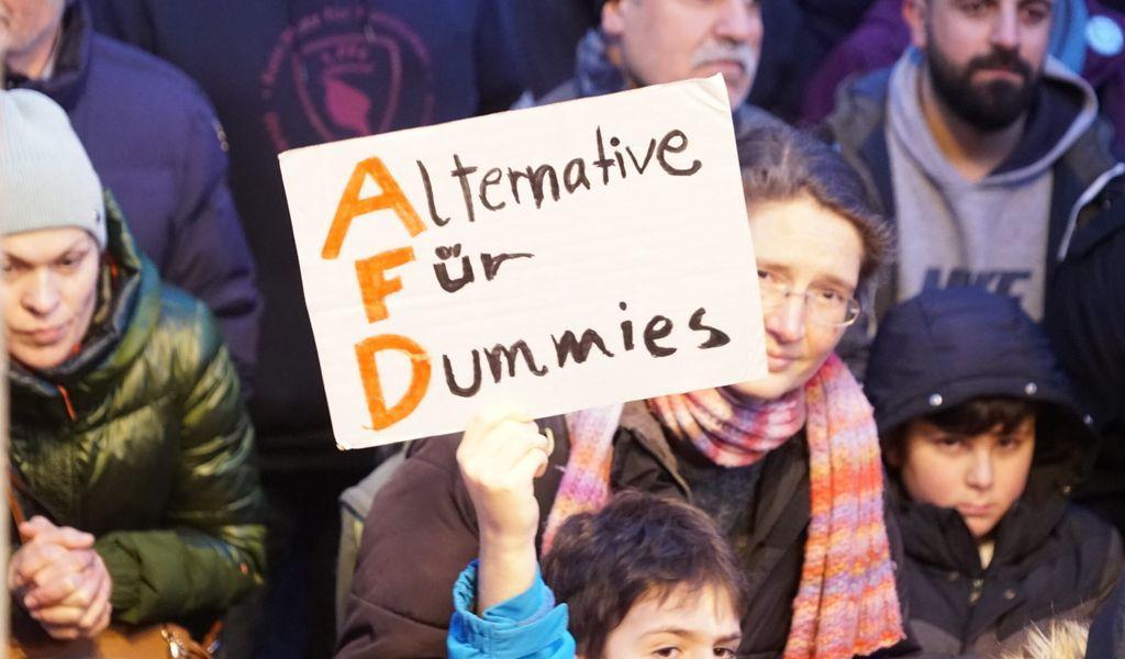 Holocaust-Gedenktag: 1700 Hamburger demonstrieren gegen „Alternative für Dummies“ bit.ly/48QLzWb