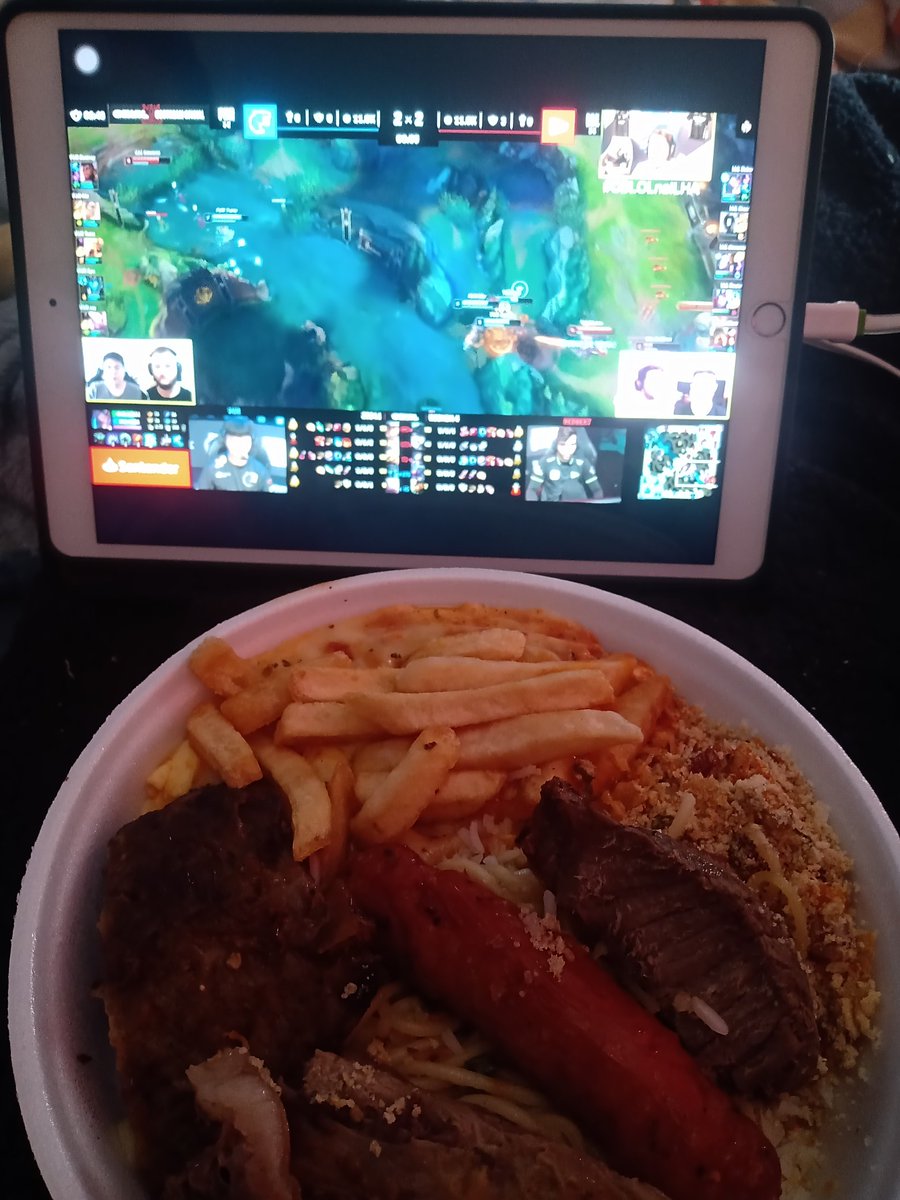 LuaLima27's tweet image. Não tem nada melhor q almoço de domingo assistindo o lolzinho com @ilhadaslendas ❤️💜
@zNiCoLoFF @baianolol1 @mylonzete @rangerlol1 @esACarry @GustavoMinerva