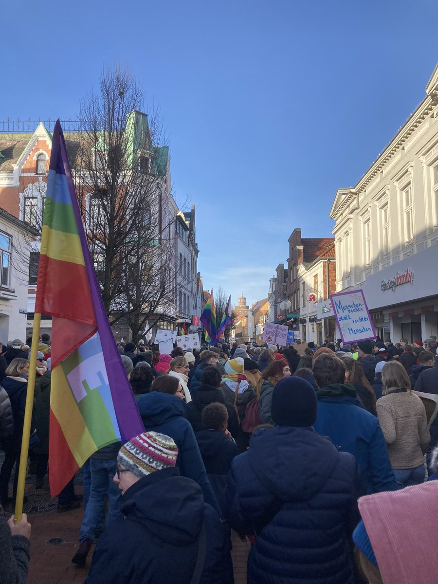 Eckernförde zeigt gemeinsam Haltung für Demokratie sowie eine offene, tolerante und inklusive Gesellschaft. 500 Teilnehmende waren angemeldet und es kamen so viel mehr. Ich bin so stolz auf meine Heimatstadt. Danke. #eckernfoerde #eckernförde #niewiederistjetzt