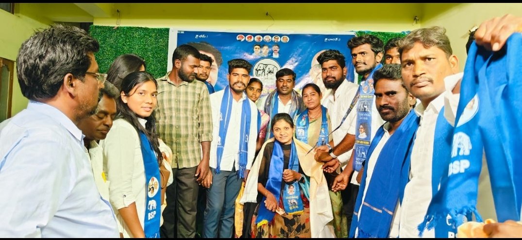 SiriSwaero's tweet photo. పార్లమెంట్ ఎన్నికల్లో గెలుపే లక్ష్యంగా అందరూ కలిసి ఏనుగు గుర్తును ప్రతి గడపకు తీసుకెళ్లాలని ఈ రోజు జరిగిన హుజురాబాద్ అసెంబ్లీ ముఖ్య కార్యకర్తల సమావేశంలో మాట్లాడటం జరిగింది..
@RSPraveenSwaero 
#BSP
@BSP4Telangana https://t.co/59VffBGAu8