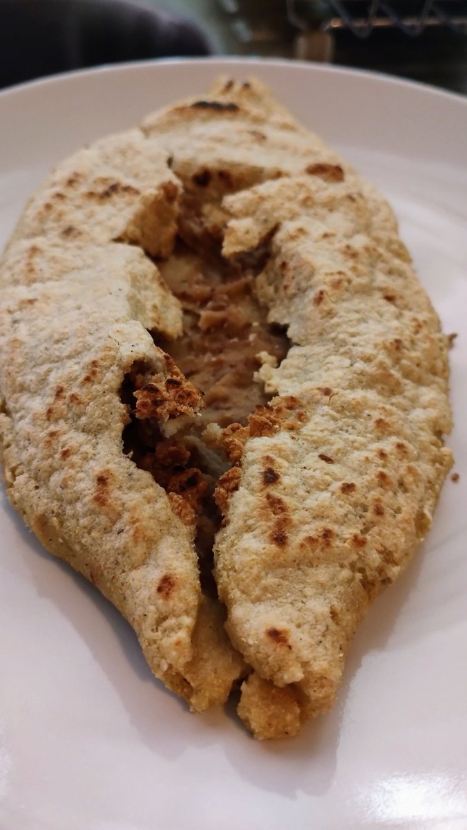 Alelauracosima's tweet photo. Elena garro y Marge  acompañan mi almuerzo ❤️
¿Quién no ama los tlacoyos?
Llenitos de haba o frijol

La palabra tlacoyo es una deformación de la palabra náhuatl tlaoyo que significa “empanada de maíz desgranado”

Los tlacoyos, símbolo de resistencia!
#HijosDelMaiz 
#tlacoyos https://t.co/l0XMNoyhXA